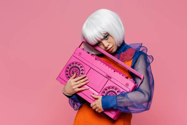 Ganska Asiatisk Kvinna Vit Peruk Håller Boombox Isolerad Rosa — Stockfoto