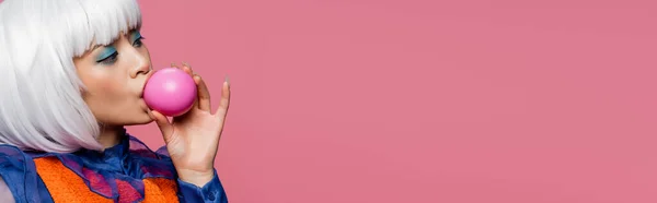Elegante Asiático Pop Art Modelo Soprando Chiclete Isolado Rosa Banner — Fotografia de Stock