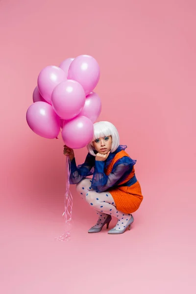 Hübsche Asiatische Pop Art Frau High Heels Mit Luftballons Auf — Stockfoto