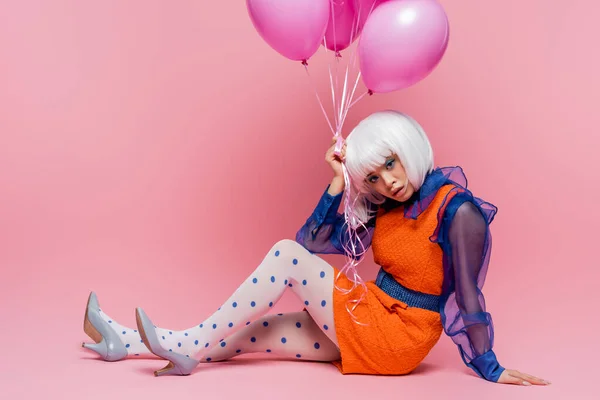 Mooie Aziatische Vrouw Pop Art Kleding Houden Ballonnen Roze Achtergrond — Stockfoto