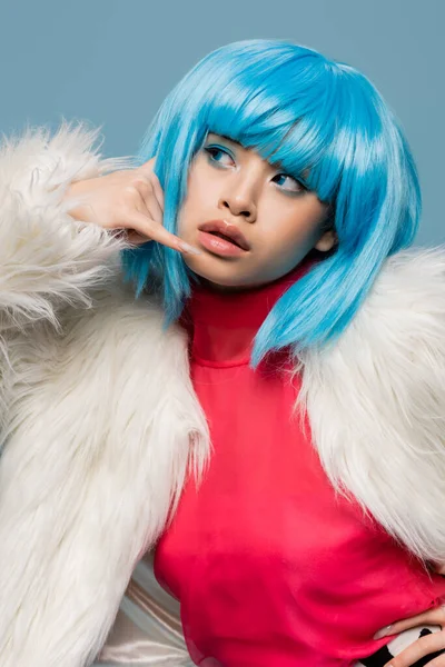 Aziatische Vrouw Pop Art Stijl Tonen Oproep Gebaar Geïsoleerd Blauw — Stockfoto