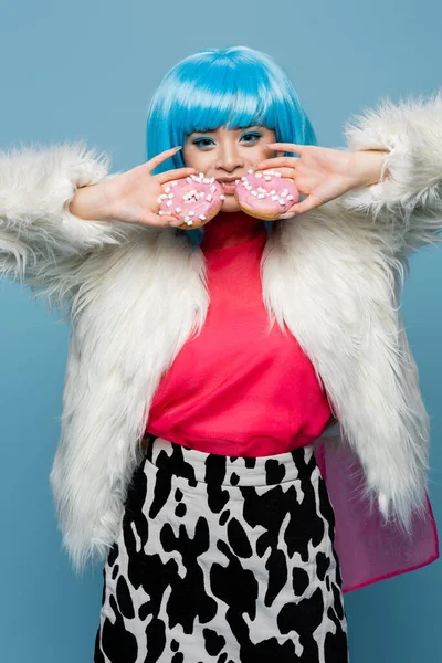 Uśmiechnięta Azjatka Stylu Pop Art Trzymająca Pączki Odizolowane Niebiesko — Zdjęcie stockowe