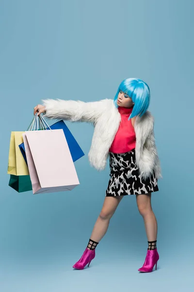 Mujer Asiática Bonita Estilo Pop Art Mirando Bolsas Compras Sobre — Foto de Stock