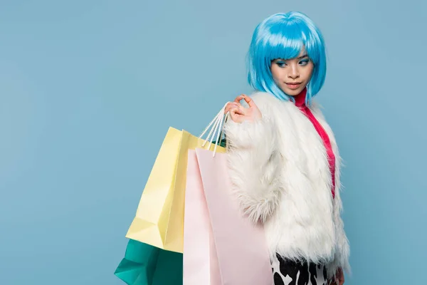用蓝色隔离购物袋的流行艺术风格的亚洲模特 — 图库照片