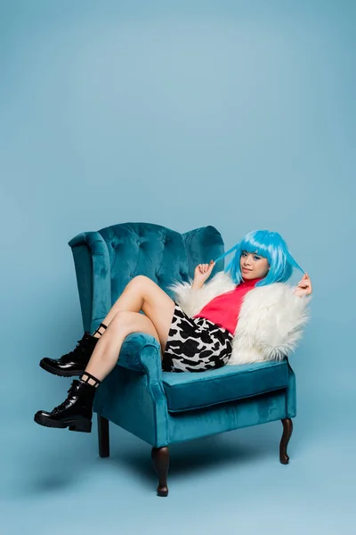 Mosolygó Ázsiai Pop Art Megható Haj Fényes Paróka Karosszék Kék — Stock Fotó