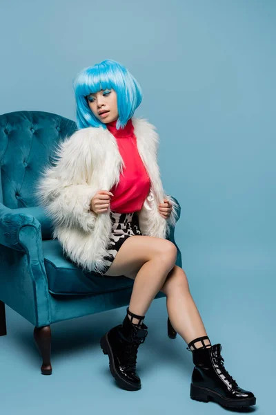 Pěkný Asijský Pop Art Žena Nadýchaný Bunda Sedí Velveteen Křeslo — Stock fotografie