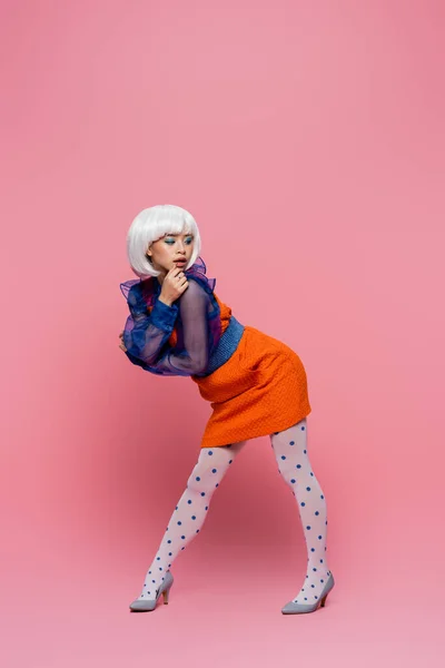 Flot Ung Asiatisk Pop Art Kvinde Poserende Lyserød Baggrund - Stock-foto