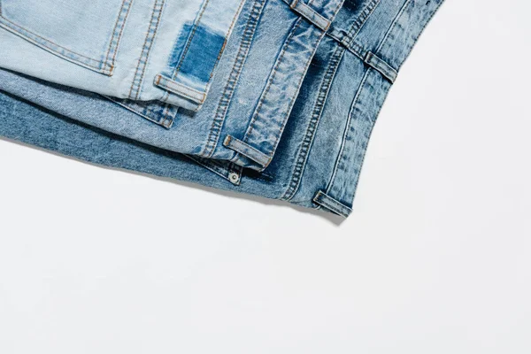 Paire de jeans bleu classique sur fond blanc, vue de dessus — Photo de stock