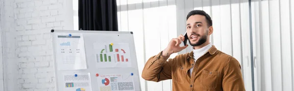 Arabe homme d'affaires parlant sur téléphone portable dans le bureau, bannière — Photo de stock