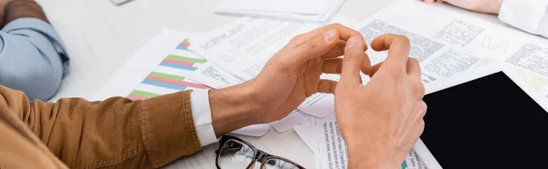 Ausgeschnittene Ansicht eines Geschäftsmannes, der in der Nähe von digitalen Tablets und Papieren im Büro sitzt, Banner — Stockfoto