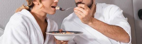 Vista ritagliata dell'uomo che alimenta l'insalata alla ragazza in camera d'albergo, banner — Foto stock