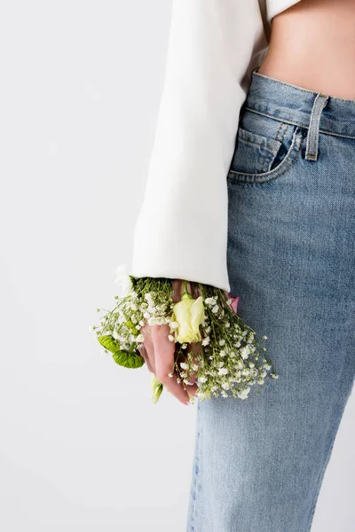 Vista cortada de mulher com flores na manga de casaco isolado em cinza — Fotografia de Stock