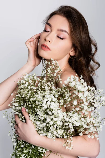 Mulher com ombros nus segurando flores isoladas em cinza — Fotografia de Stock