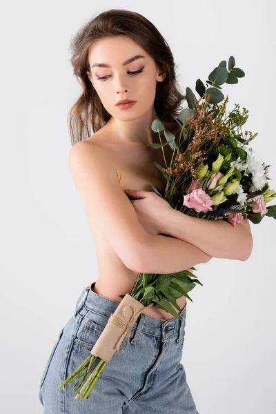 Modello smanicato in jeans con bouquet isolato su grigio — Foto stock