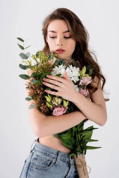 Hemdloses Modell berührt Blumen in Blumenstrauß isoliert auf grau — Stockfoto