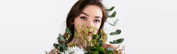 Modèle avec épaules nues regardant la caméra près de fleurs isolées sur gris, bannière — Photo de stock