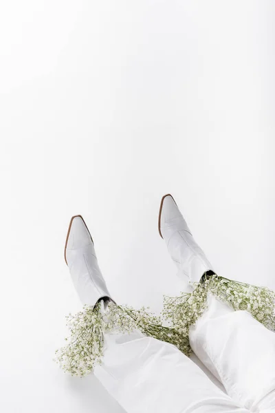 Ausgeschnittene Ansicht einer Frau in weißen Hosen und Schuhen mit Blumen auf weißem Hintergrund — Stockfoto