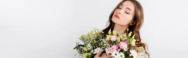 Giovane donna con gli occhi chiusi tenendo bouquet isolato su grigio, striscione — Foto stock