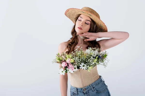 Femme en chapeau et chemisier de paille avec des fleurs isolées sur gris — Photo de stock