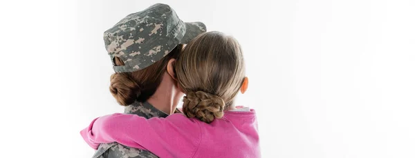 Vista posteriore della madre abbraccio bambino in camuffamento isolato su bianco, striscione — Foto stock