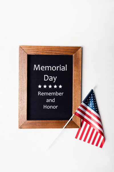 Top view of american flag and chalkboard with memorial day remember and honor lettering on white background — Stock Photo