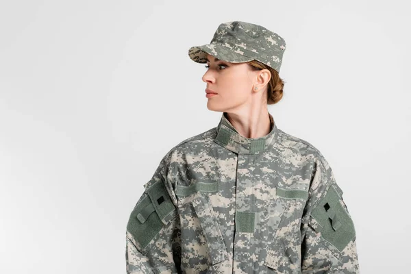 Soldat en uniforme regardant loin isolé sur gris — Photo de stock