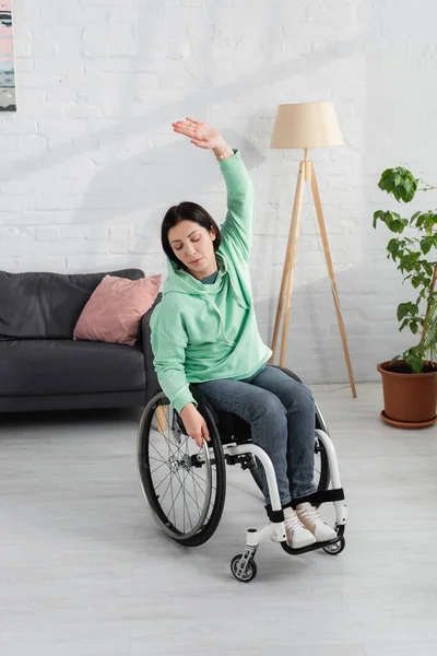 Behinderte trainieren im Rollstuhl zu Hause — Stockfoto