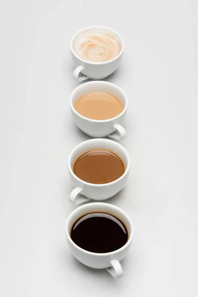 Diverse bevande a base di caffè fresco con latte su bianco — Foto stock