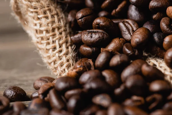 Primer plano de bolsa con granos de café tostados - foto de stock