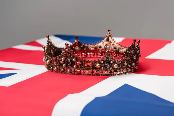 Corona real de lujo en bandera británica aislada en gris — Stock Photo