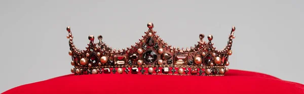 Coroa real em almofada de veludo vermelho isolado em cinza, banner — Fotografia de Stock