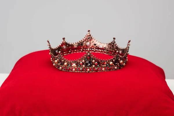 Luxo coroa real na almofada vermelha isolado em cinza — Fotografia de Stock
