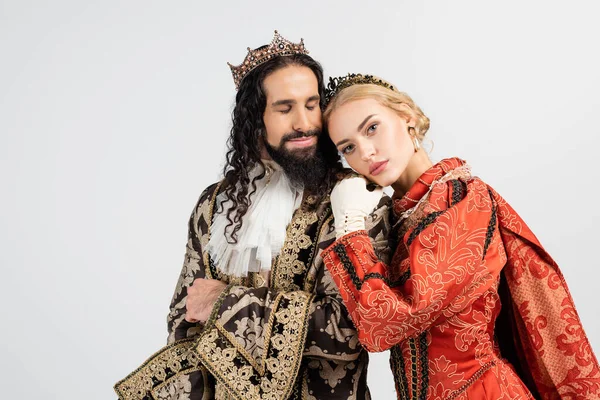 König und Königin in mittelalterlichen Gewändern und Kronen umarmen sich vereinzelt auf weißem Grund — Stockfoto