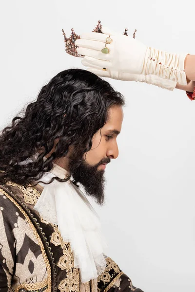 Reine portant couronne sur roi hispanique dans des vêtements médiévaux isolés sur blanc — Photo de stock