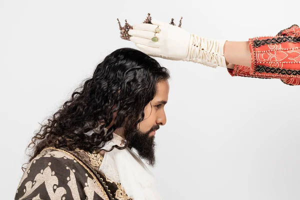 Reine portant couronne d'or sur roi hispanique dans des vêtements médiévaux isolés sur blanc — Photo de stock