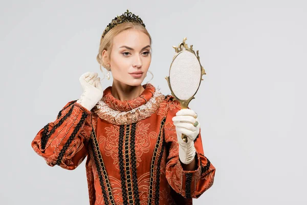 Rainha loira na coroa olhando para o espelho isolado no branco — Fotografia de Stock