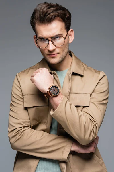 Stylischer Mann in Jacke und Brille isoliert auf grau — Stockfoto