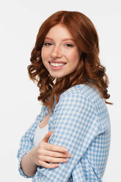 Heureuse rousse jeune femme en chemise à carreaux bleu isolé sur blanc — Photo de stock