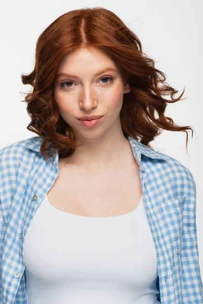 Rousse jeune femme en chemise à carreaux bleu isolé sur blanc — Photo de stock