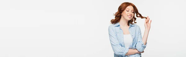 Positive jeune femme en chemise à carreaux bleu ajustement des cheveux isolés sur blanc, bannière — Photo de stock