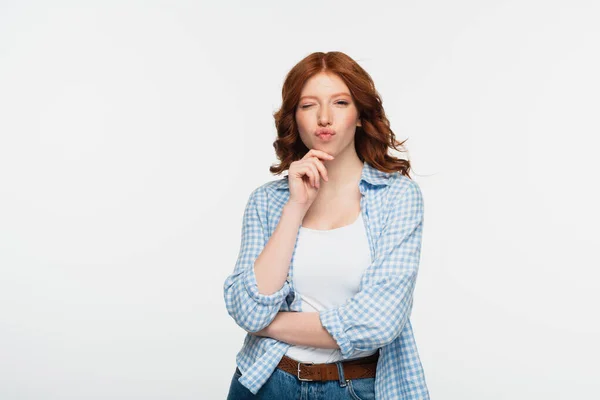 Pelirroja joven en azul camisa a cuadros pucheros labios aislados en blanco - foto de stock