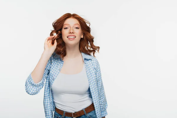 Mujer pelirroja feliz en camisa a cuadros azul aislado en blanco - foto de stock