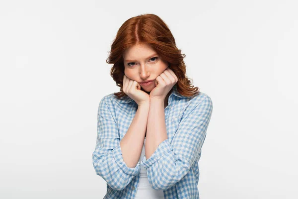 Femme rousse frustrée en chemise à carreaux bleu isolé sur blanc — Photo de stock