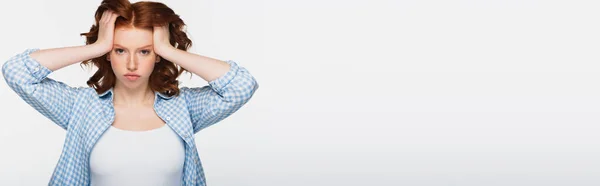 Pelirroja en camisa a cuadros azul ajustando el pelo rizado aislado en blanco, pancarta - foto de stock