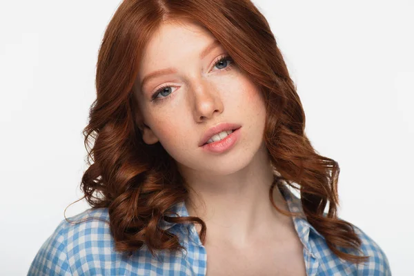 Rousse femme en chemise à carreaux bleu regardant caméra isolée sur blanc — Photo de stock