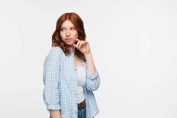 Sognante rossa donna in camicia a quadri sorridente isolata su bianco — Foto stock