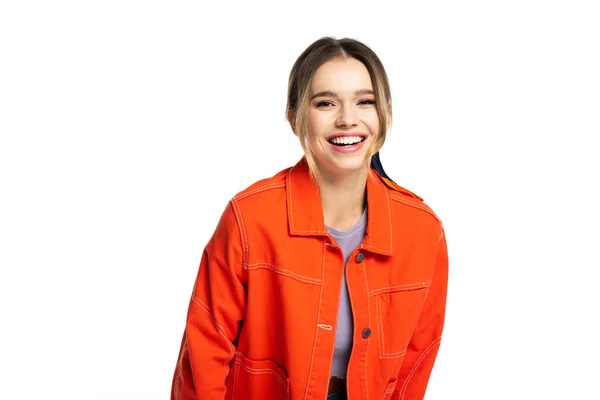 Alegre joven mujer en naranja camisa sonriendo aislado en blanco - foto de stock