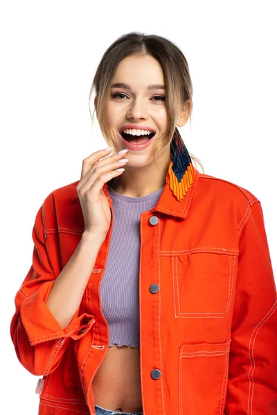 Здивована жінка у верхній частині культури та помаранчева сорочка ізольована на білому — стокове фото