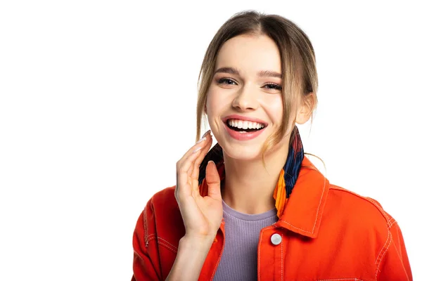 Молода жінка в помаранчевій сорочці сміється ізольовано на білому — стокове фото