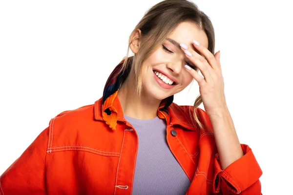 Alegre joven con los ojos cerrados en camisa naranja aislada en blanco - foto de stock